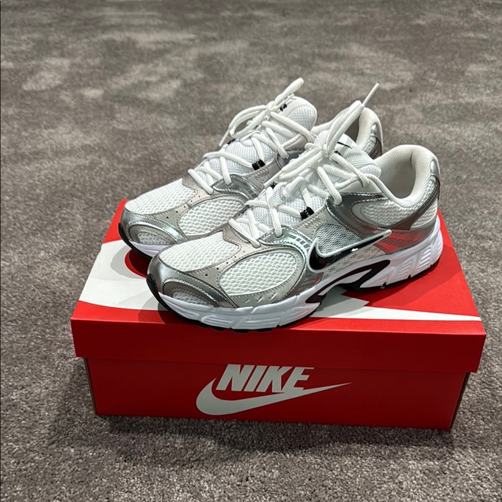 Nike V5 RNR

Nike Silver and White Running Shoes